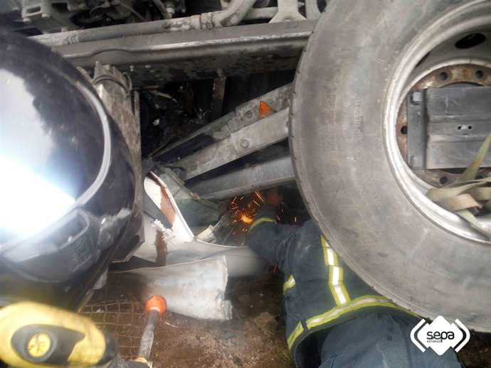 Camión volcado en el Huerna.