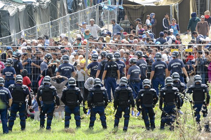 Despliegue policial en el campamento de refugiados de Roszke (Hungría)