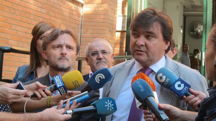 El consejero de Medio Ambiente, José Fiscal, y alcalde de Huelva, Gabriel Cruz.