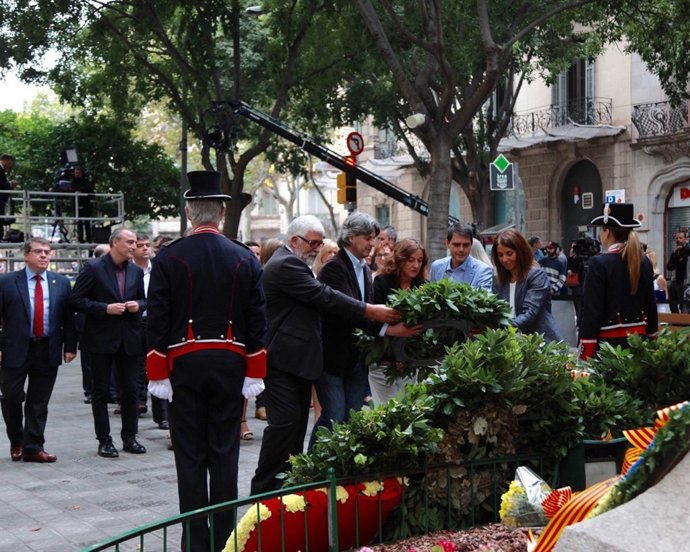 Representantes de la Diputación de Barcelona en la ofrenda esta Diada