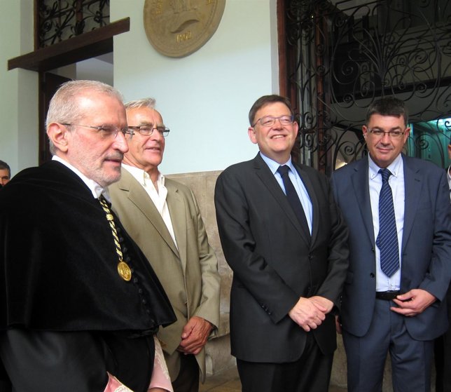 Ximo Puig, junto a otros dirigentes, en la Universitat de València