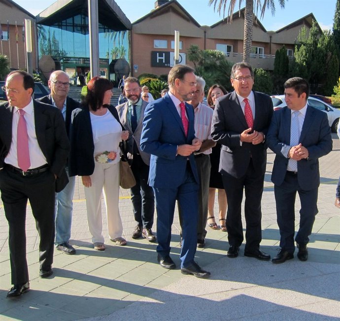 El consejero de Fomento (3d) a su llegada al desayuno informativo.