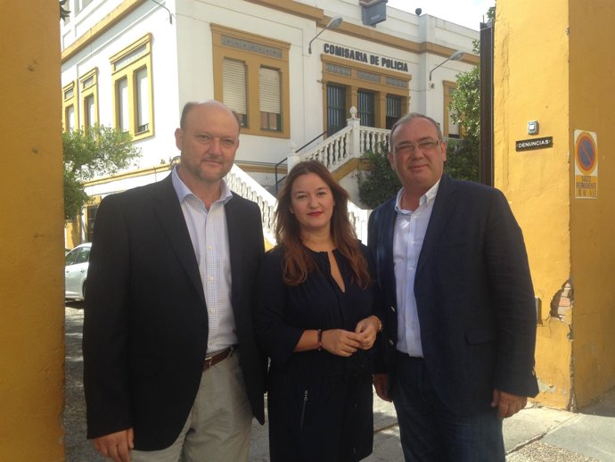 Los socialistas con la escalinata a sus espaldas.