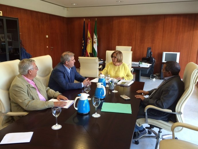 Reunión entre consejera de Educación y alcalde de Olivares