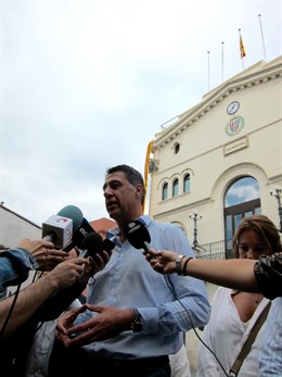 Albiol ante el ayuntamiento de Badalona sin la bandera española