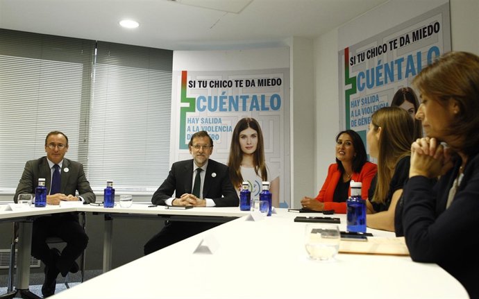 Rajoy visita la sede del servicio 016 contra la violencia de género