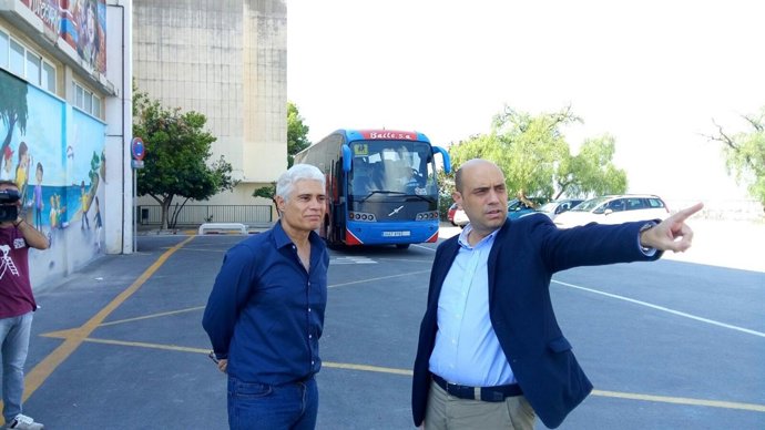 Echávarri (dcha) junto al director del colegio público Prácticas La Aneja