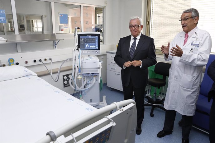 SÁNCHEZ MARTOS VISITA LA UCI DEL HOSPITAL GREGORIO MARAÑÓN TRAS LAS OBRAS DE REF