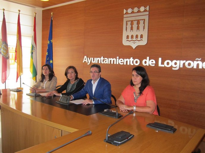 Julián San Martín junto con miembros de Ciudadanos