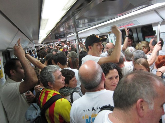 Ciudadanos se dirigen a la Via Lliure de esta Diada 2015