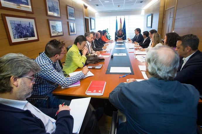 A conselleira de Traballo e Benestar, Beatriz Mato, acompañada da directora xera