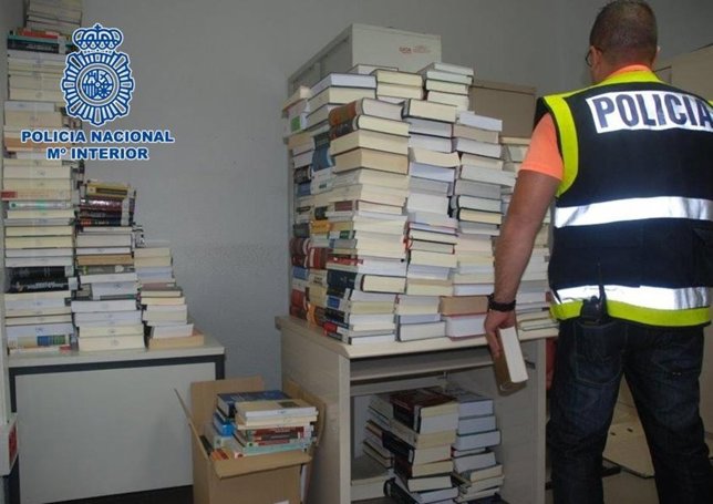 Libros supuestamente robados intervenidos por la Policía Nacional