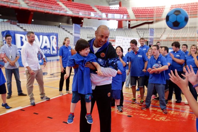John Starks comparte cancha con los jóvenes de Down Asturias