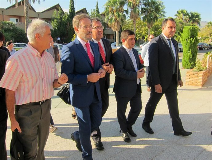 López (2i), a su llegada al desayuno informativo.