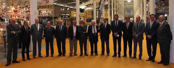 Foto de familia de los asistentes al 50 aniversario del recinto ferial