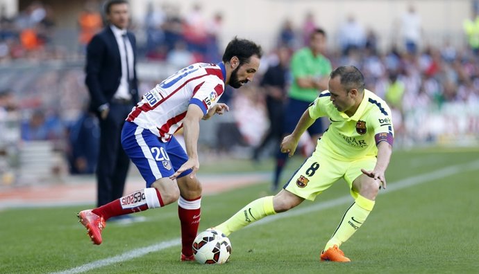 Atlético de Madrid - Barcelona. Juanfran amaga para tratar de superar a Iniesta