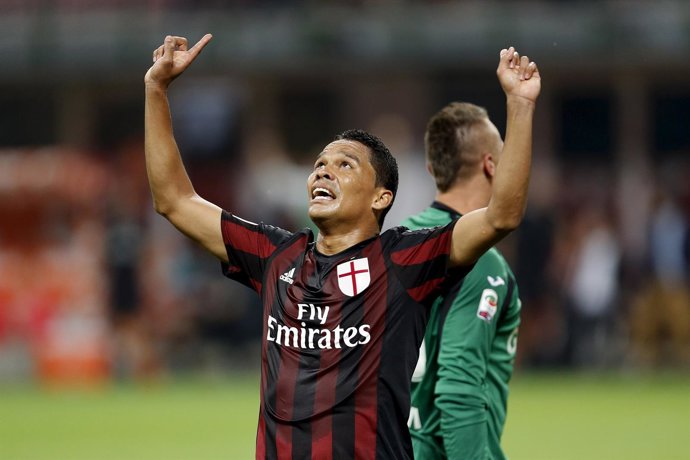 Carlos Bacca marca con el AC Milan