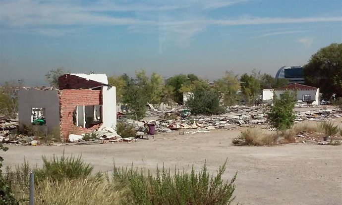 Escombros y asentamientos en los futuros terrenos de la Operación Chamartín