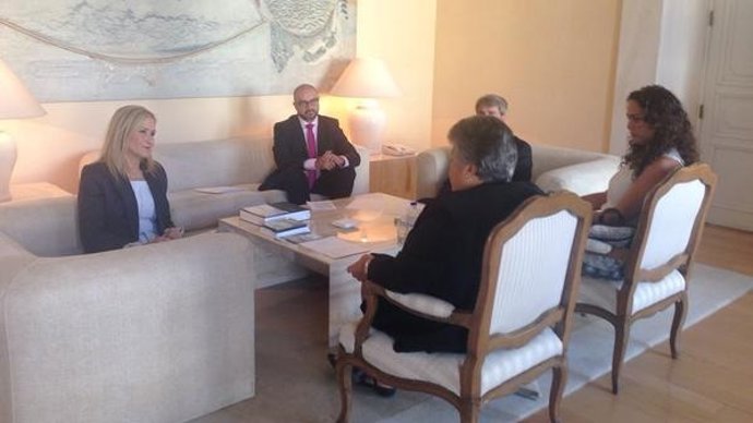 Cifuentes con las víctimas de Spanair