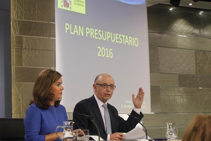 Soraya Santamaría y Cristóbal Montoro tras el Consejo de Ministros