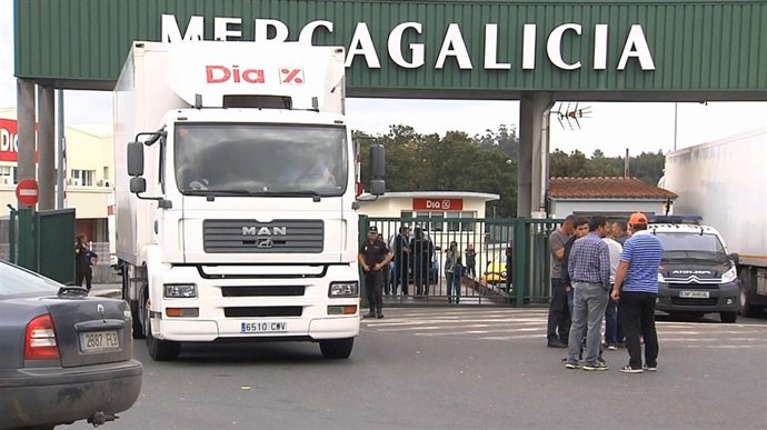 DIA Los Ganaderos Dejan Salir Cinco Camiones De DIA Con Mercancía Pero Sin Leche