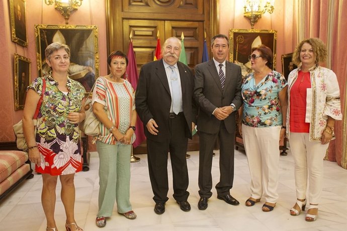 Espadas con la directiva de la Casa de Cataluña.