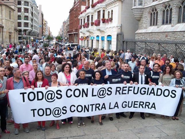 Manifestantes por las calles de León en apoyo a los refugiados. 