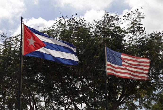 Banderas de Cuba y EEUU en La Habana