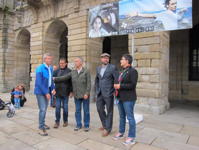 Alfonso Rueda y Martiño Noriega con el director de Proxecto Home en el Obradoiro