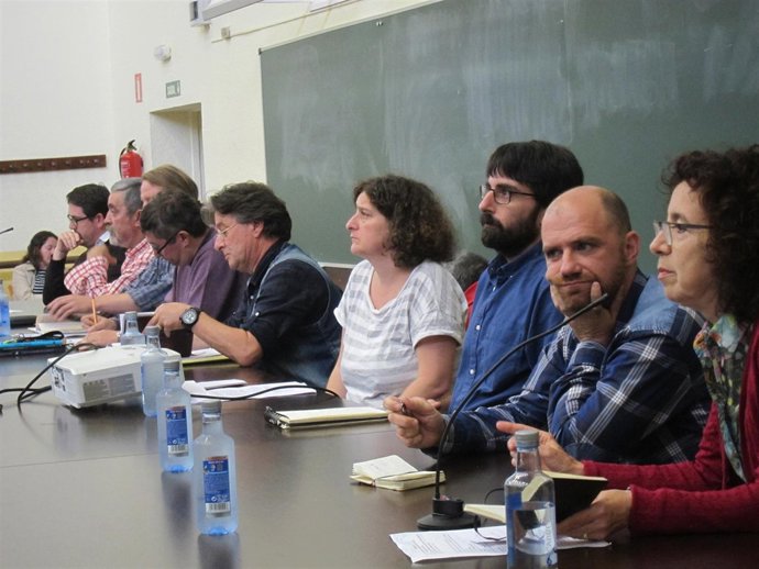 Los participantes en una mesa de debate que impulsa Encontro Cidadán