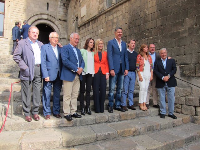 El candidato X.G.Albiol con C.Cifuentes, A.N.Feijó, J.Arenas y otros dirigentes