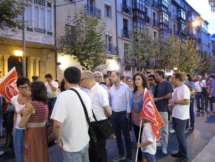 César Luena junto a Concha Andreu en un momento de la manifestación