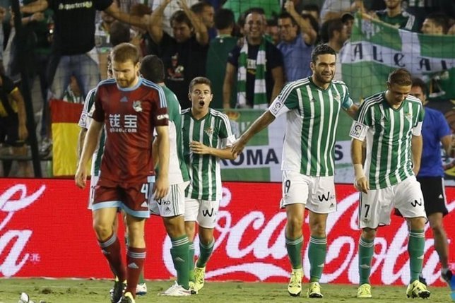 Joaquín asiste en su regreso al Betis