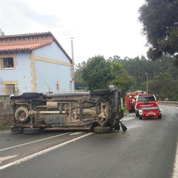 Imagen del coche volcado
