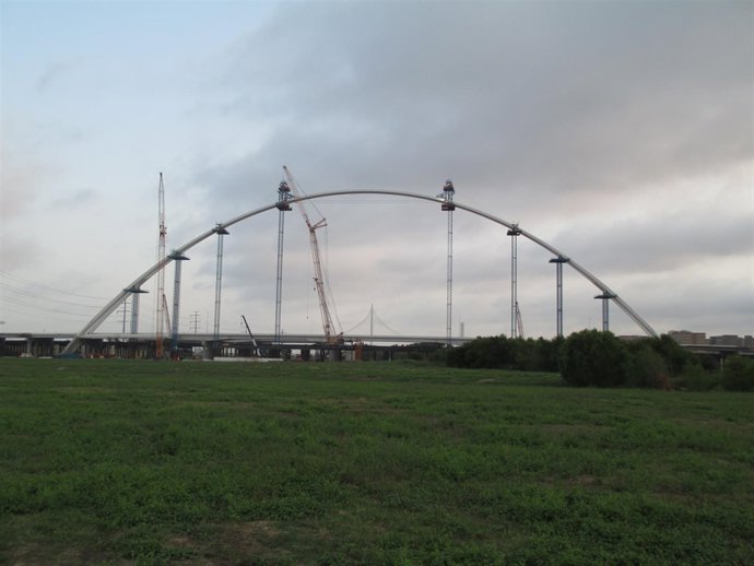 Uno de los arcos de los puentes Margaret McDermott en Dallas de Calatrava