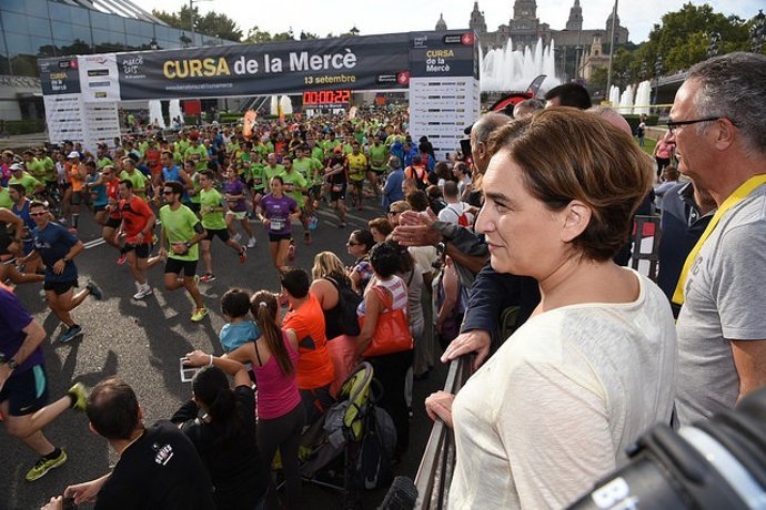 La alcaldes de Barcelona, Ada Colau, da la salida a la Cursa de la Mercè