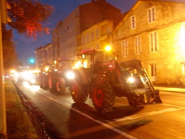 Tractores, anoche, de camino a la fábrica de Nestlé en Cesures