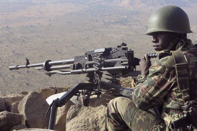 Un soldado camerunés con una ametralladora