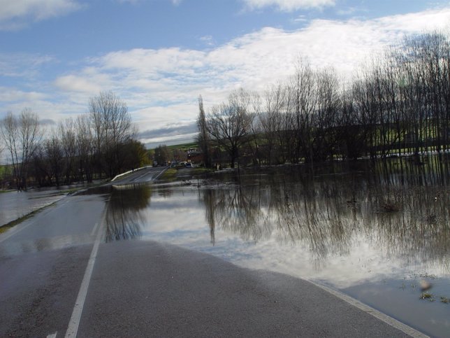 La carretera de Hontanares, inundada.