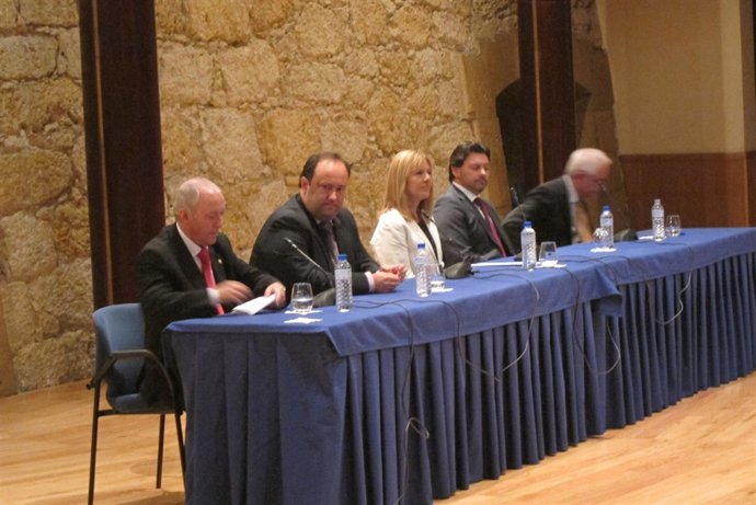 El presidente del Real Oviedo, segundo por la izquierda