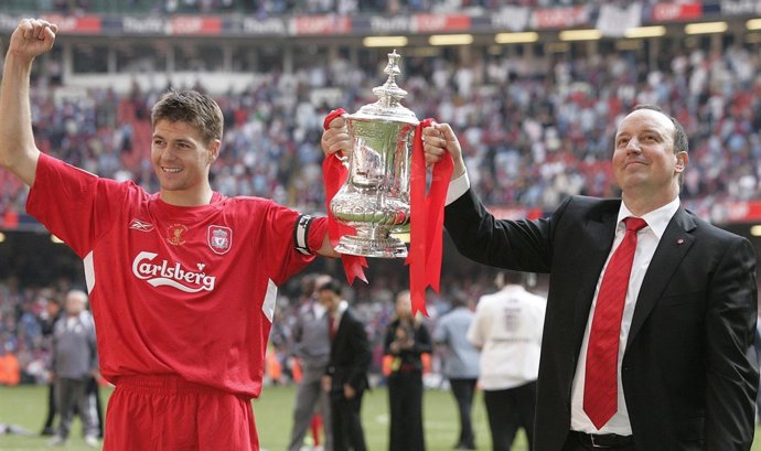 Steven Gerrard y Rafa Benítez