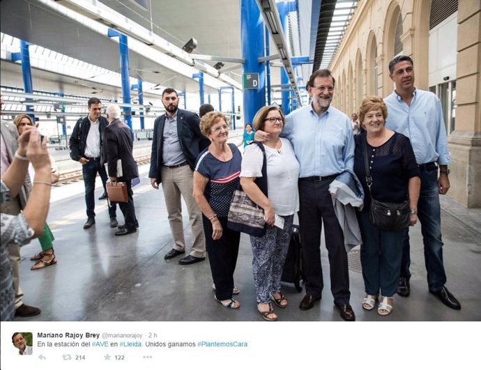 Mariano Rajoy tuitea una imagen con Pedro Sánchez al fondo