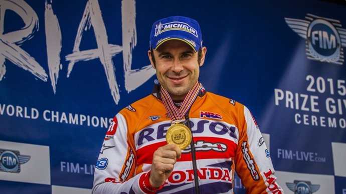 Toni Bou recibe su noveno título mundial de trial al aire libre