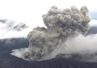 El volcán Monte Aso de Japón entra en erupción
