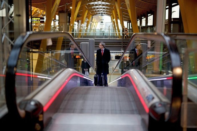 Pasajero en el aeropuerto de Barajas 