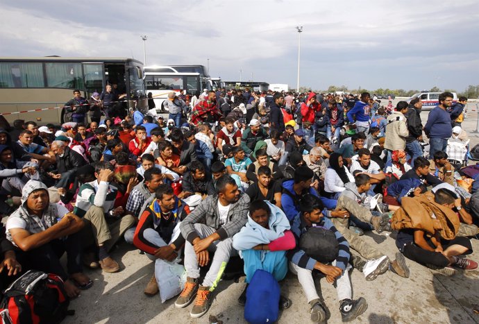 Refugiados esperan autobuses en Austria