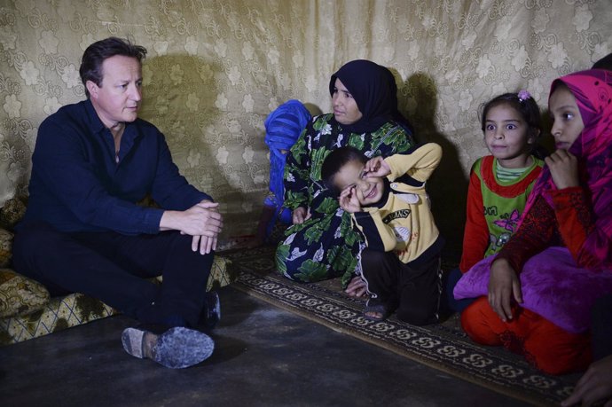El primer ministro británico, David Cameron, con refugiados sirios en Líbano