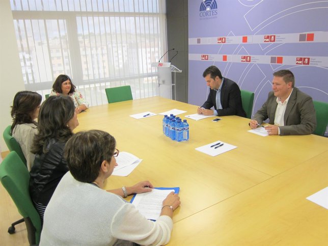 Tudanca se reúne con trabajadoras despedidas del Ecyl