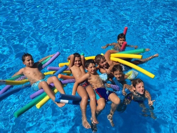 Niños se divierten en una piscina en el marco del programa Escuelas de Verano.