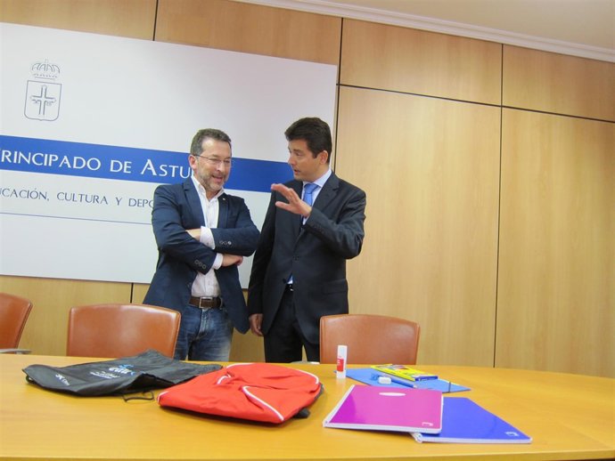 El consejero de Educación, Genaro Alonso, junto a Iván Ardura, de Caixabank